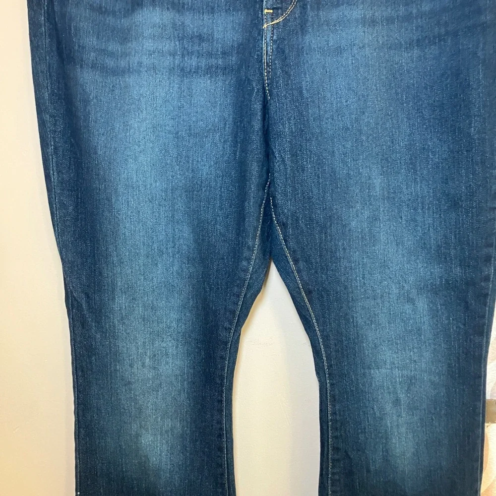 Signature by Levi Strauss Mid Rise Woman's Size 30 Bootcut Dark Wash Jeans